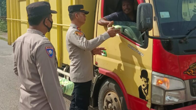 Jum’at Barokah, Kapolsek SS III Berbagi Takjil Untuk Warga