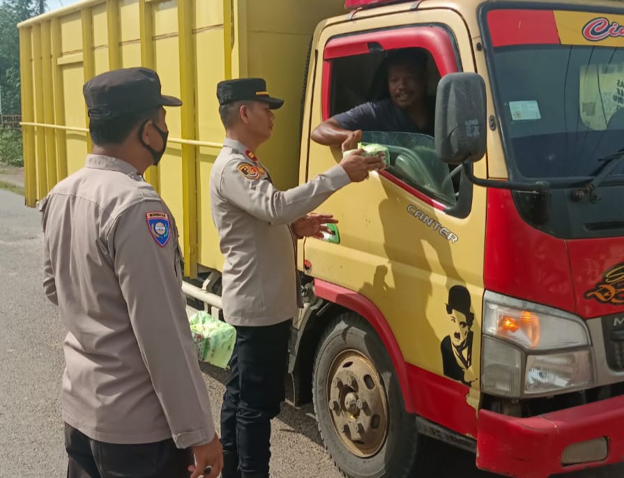 Jum’at Barokah, Kapolsek SS III Berbagi Takjil Untuk Warga