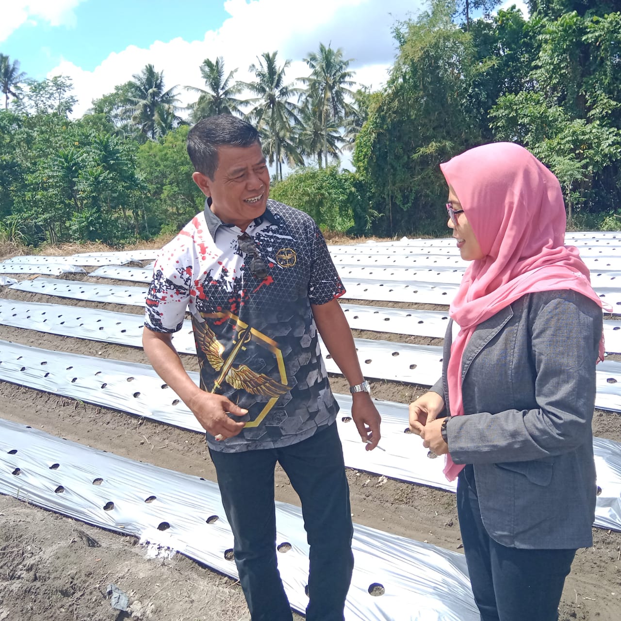 Sosok Seorang Kades Yang Gemar Bercocok Tanam.