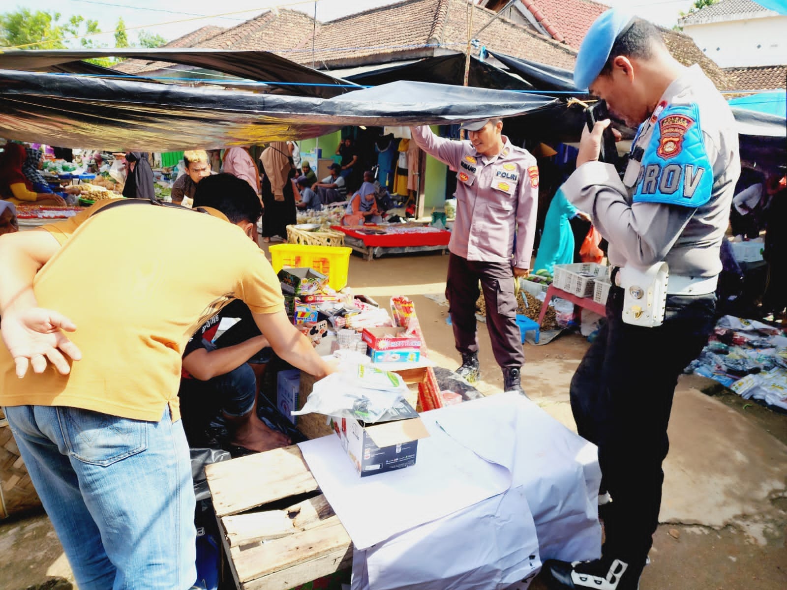 Polsek SS III Polres OKU Timur Razia Petasan Dan Monitor Harga Sembako