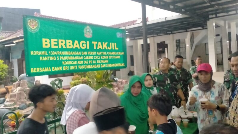 Babinsa Koramil Panumbangan Ciamis Lakukan Amaliyah Ramadhan Dengan Berbagi Takzil