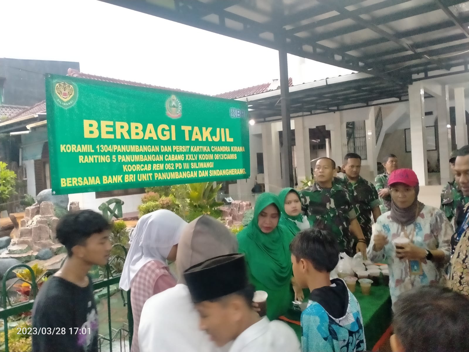 Babinsa Koramil Panumbangan Ciamis Lakukan Amaliyah Ramadhan Dengan Berbagi Takzil