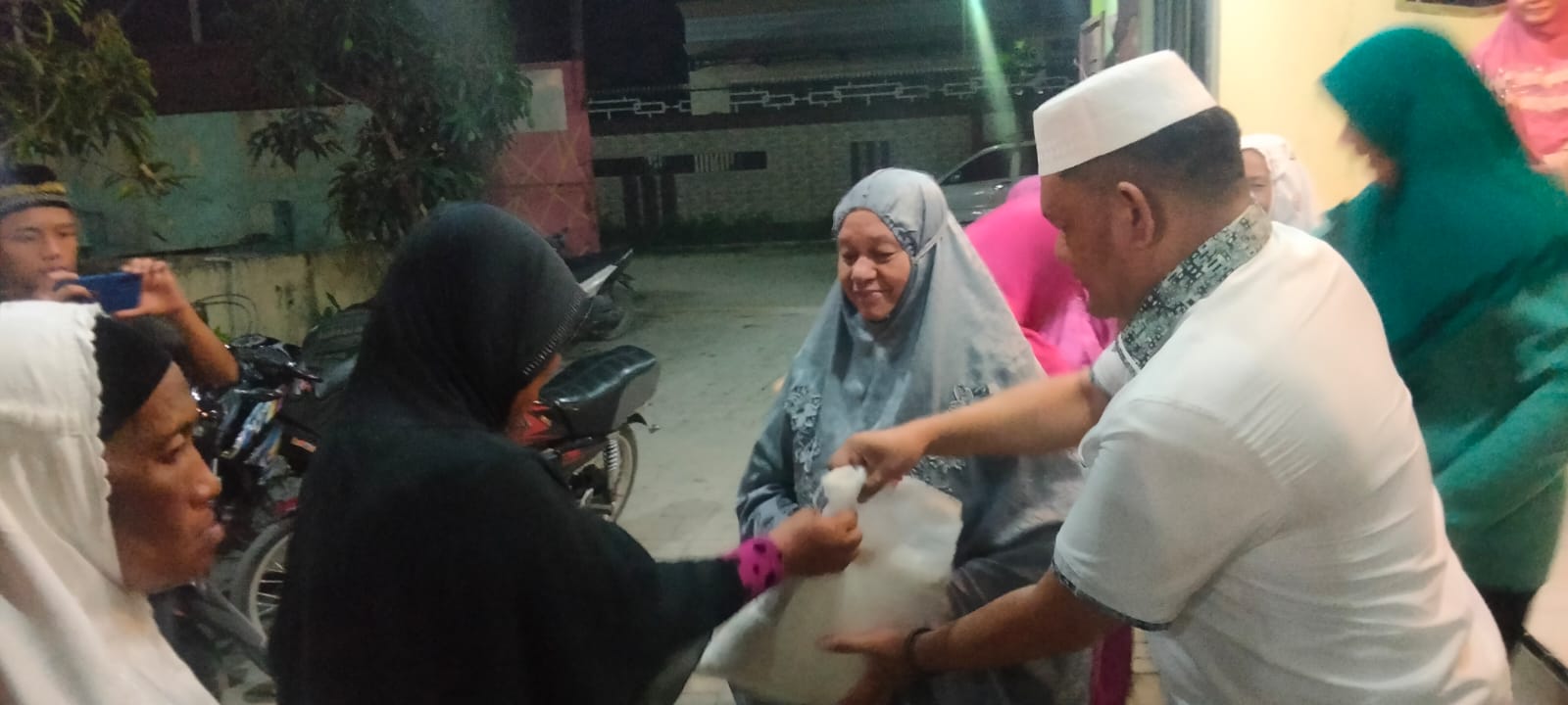 Merayakan Hari Ulang Tahun ,Ibu Cintya Andry Setiawan Salurkan Sembako Kepada Warga Kelambir 5 dan Santri Santriwati Pondok Tahfidz Assairun Rumah Yatim dhuafa 