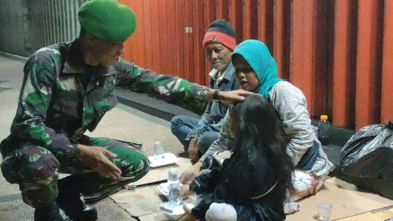 Mempererat Rasa Kekeluargaan Yonif Mekanis 512/QY Bagikan Makanan Sahur Kepada Masyarakat Kota Malang