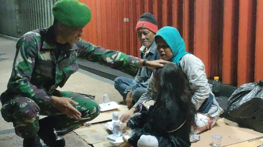 Mempererat Rasa Kekeluargaan Yonif Mekanis 512/QY Bagikan Makanan Sahur Kepada Masyarakat Kota Malang