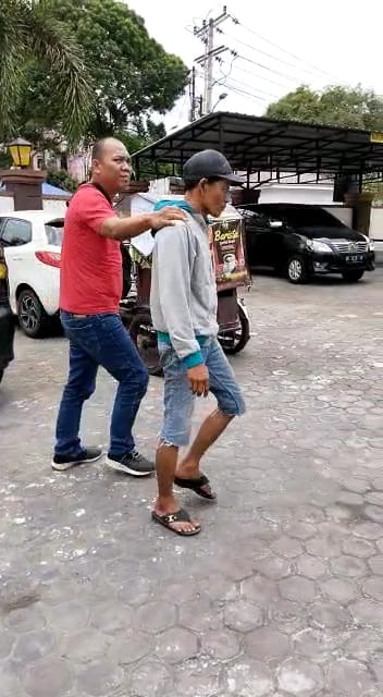 Tekab Polsek Medan Baru Amankan Jukir Minta Uang Parkir 10 Ribu ke Pengendara Mobil