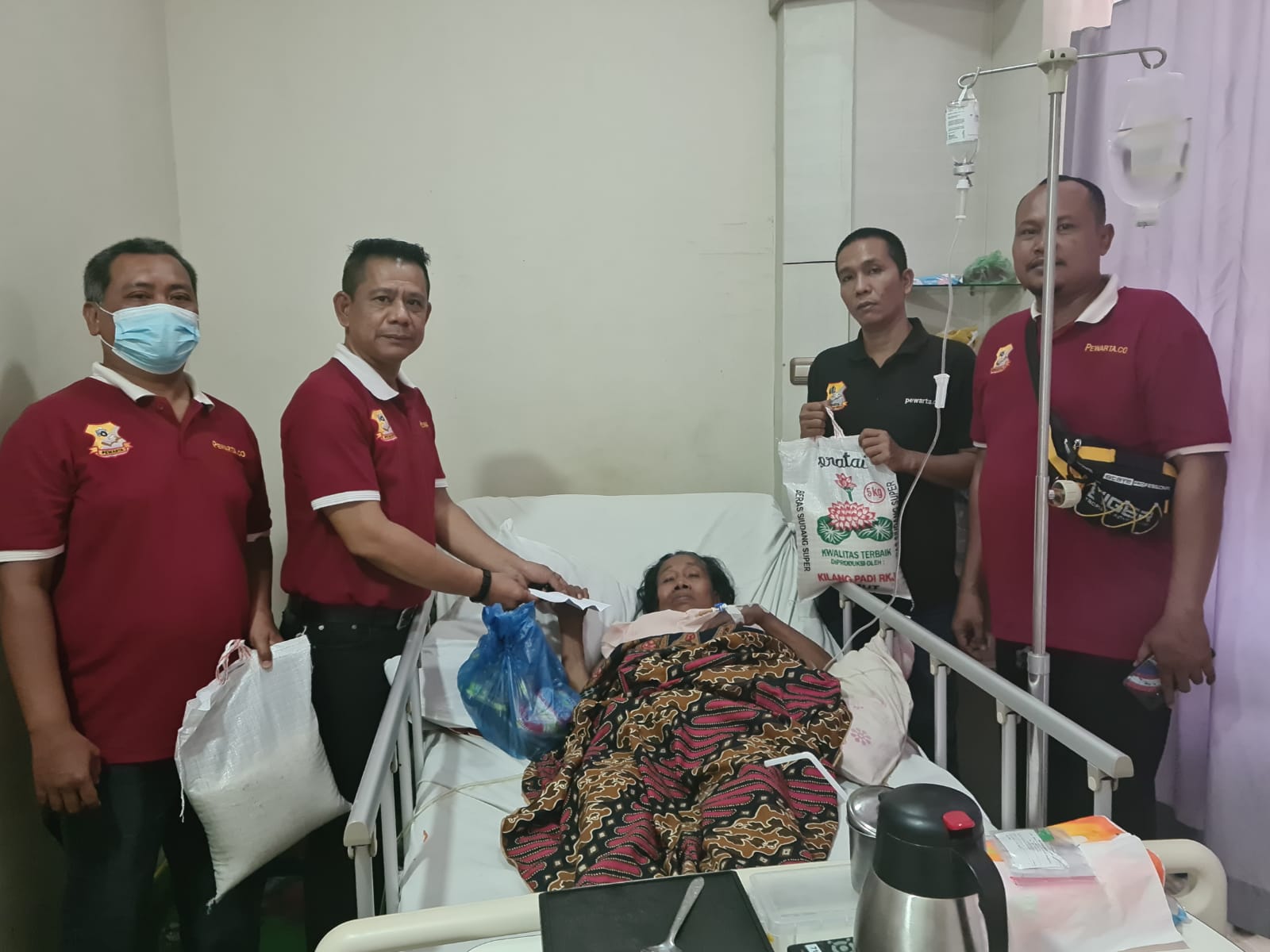 Jenguk Kak Upik di RSU Mitra Medika, Ketua Pewarta Kasih Santunan dan Sembako