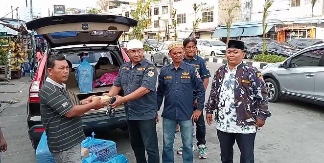 AMPI Rayon Medan Helvetia Berbagi Takjil ke Pengguna Jalan 