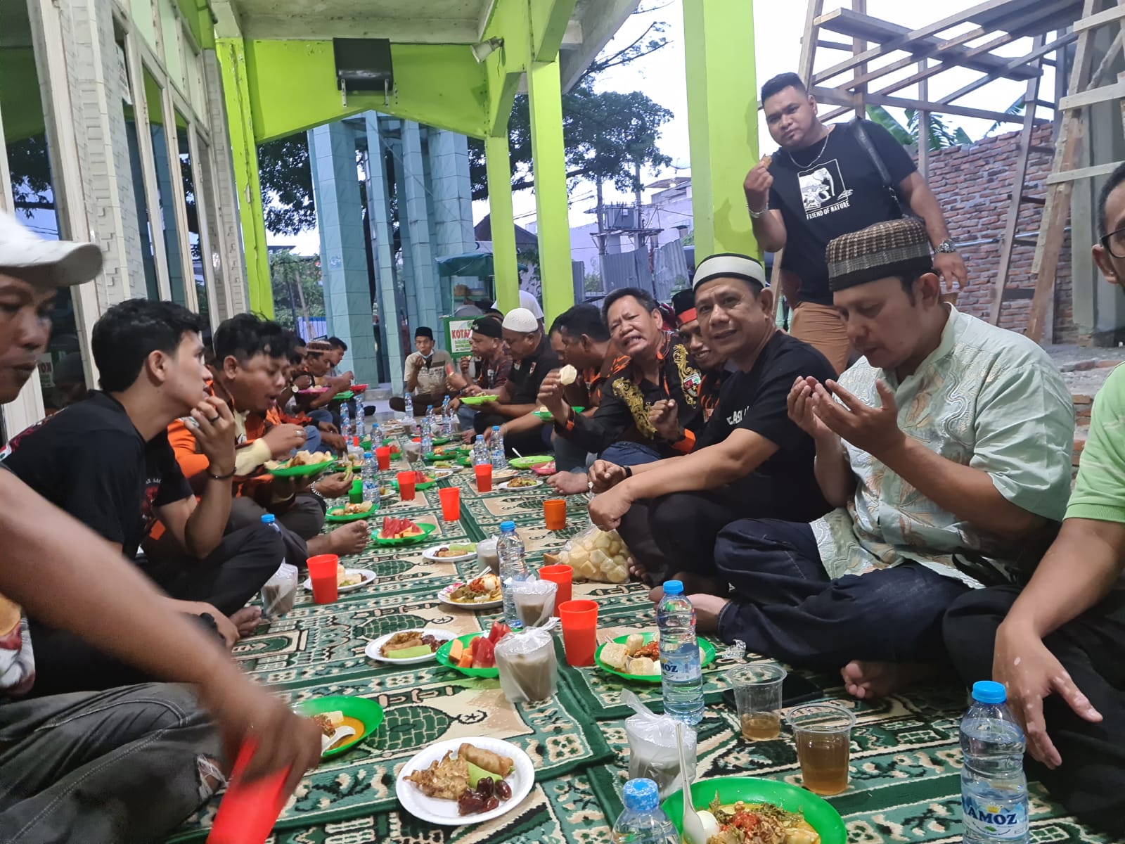 Ketua Pewarta Polrestabes Medan Bersama Ketua PAC PP Medan Area Buka Puasa Bersama di Mesjid Amal Silaturahim