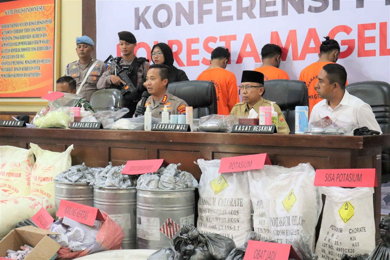 Polresta Magelang berhasil Mengungkap Ratusan Kilo Obat Petasan dan Bahan Baku Untuk Membuat Petasan