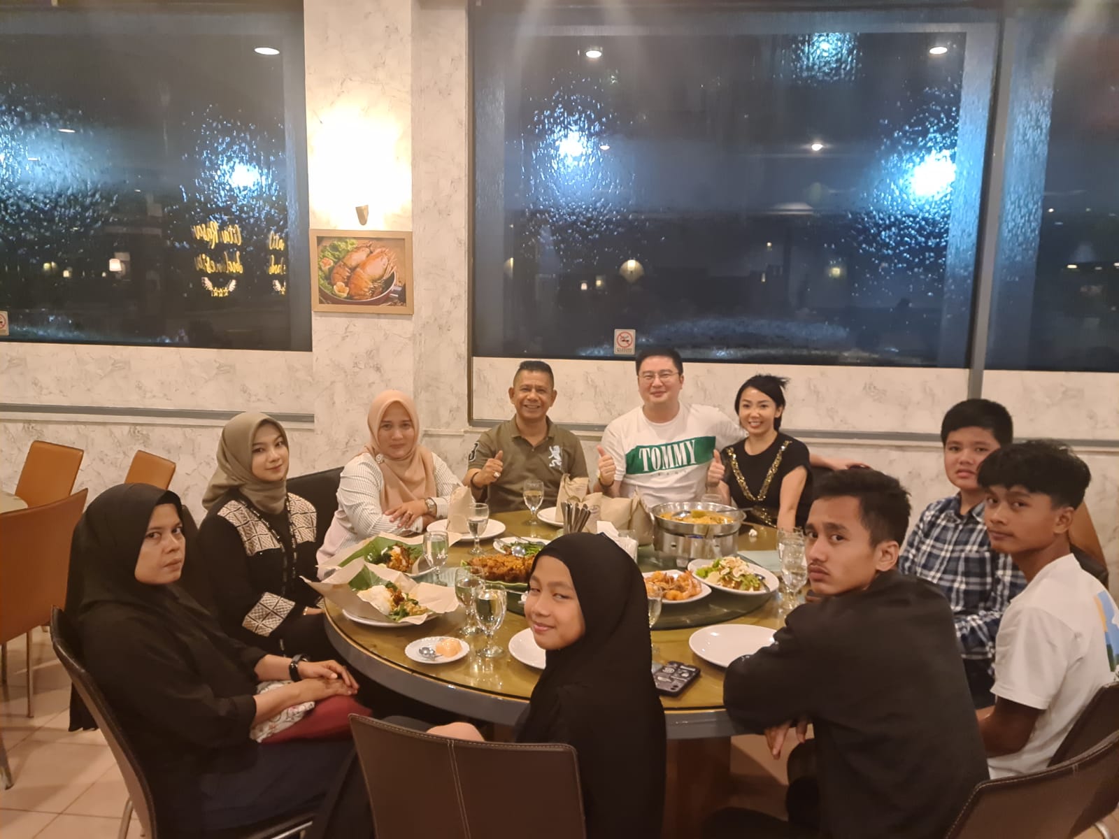 Ketua Pewarta dan Keluarga Buka Bersama dengan Pemilik Restauran Miramar