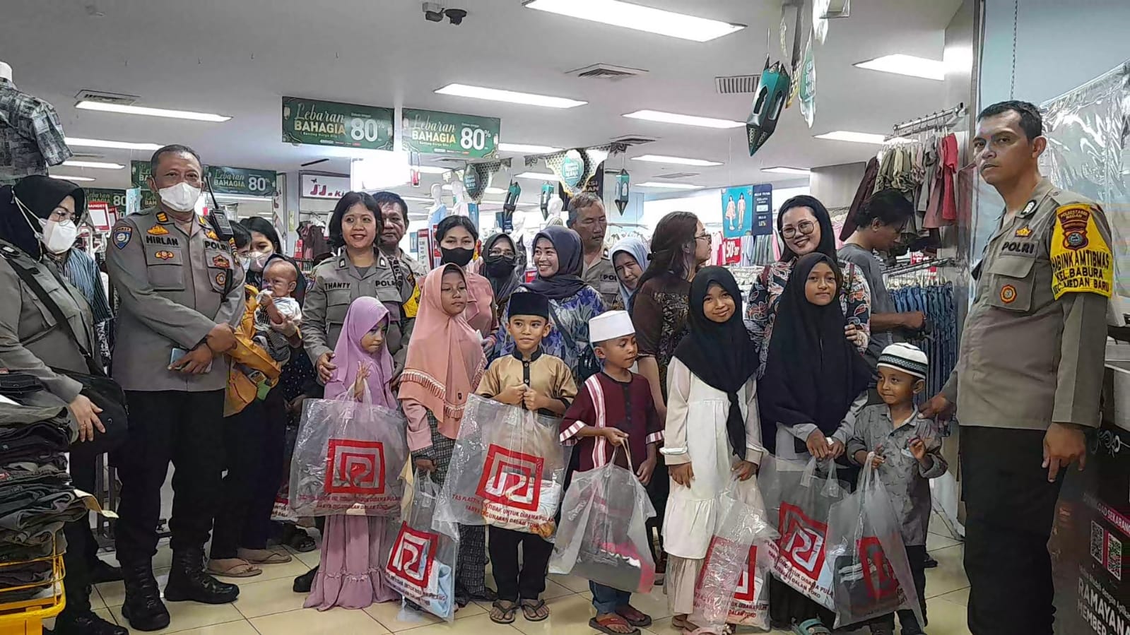 Polsek Medan Baru Berbagi, Ajak Anak Yatim Piatu Berbelanja Baju Lebaran