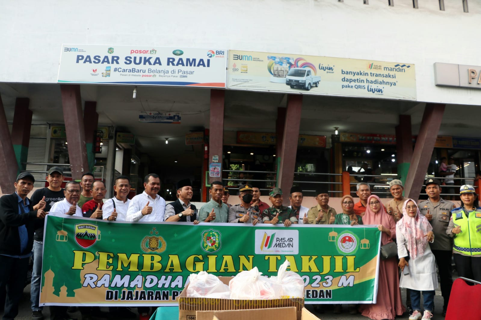 PUD Pasar Medan Kolaborasi dengan Unsur Forkopimcam Bagi Takjil di Pasar Sukaramai