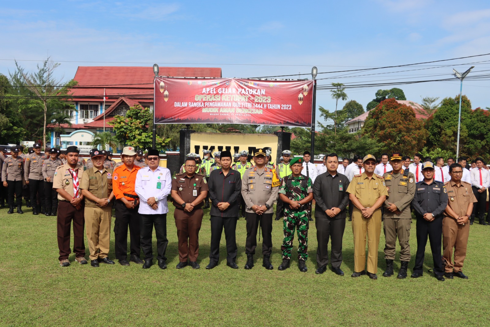 Polres Tanjab Timur laksanakan Apel Gelar pasukan Operasi Ketupat-2023 di halaman Mako Polres Tanjab Timur Senin 17 April 2023