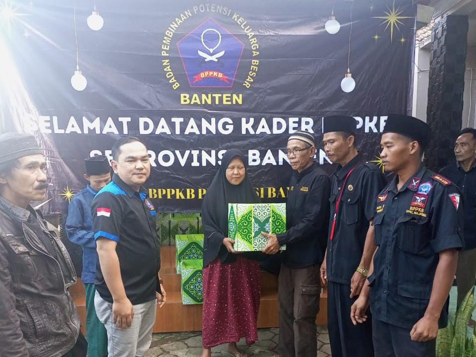 Kepedulian DPD BPPKB Banten, Asep Cobra : Sembako di bagikan untuk Warga