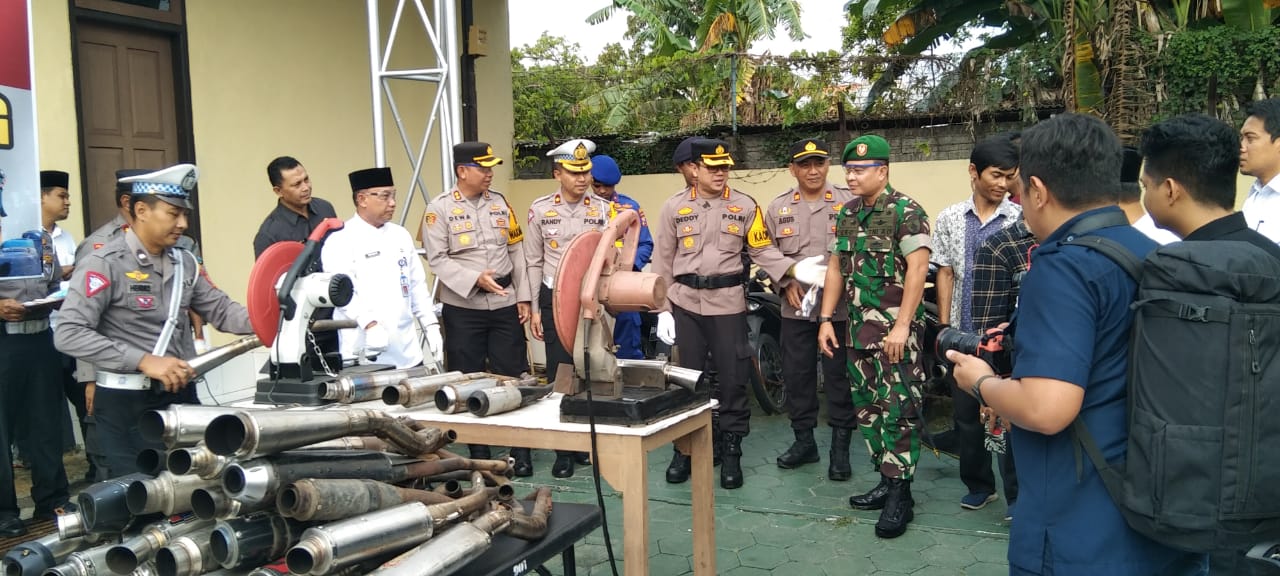 Jelang Lebaran Polresta Banyuwangi Musnahkan 1,56 Ton Miras 