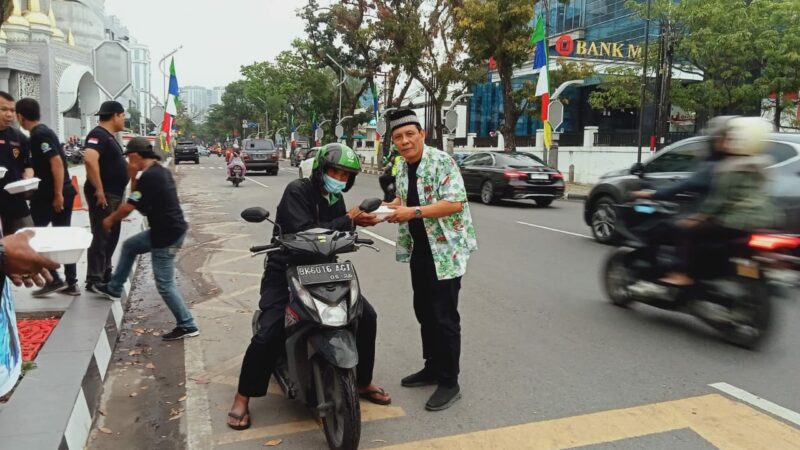 Media Nagapos Berbagi Ratusan Takjil di Depan Kantor Gubsu