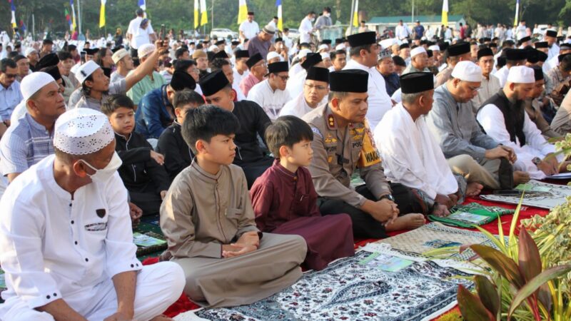 Wakapolrestabes Medan Ikut Sholat Idul Fitri Bersama Warga 