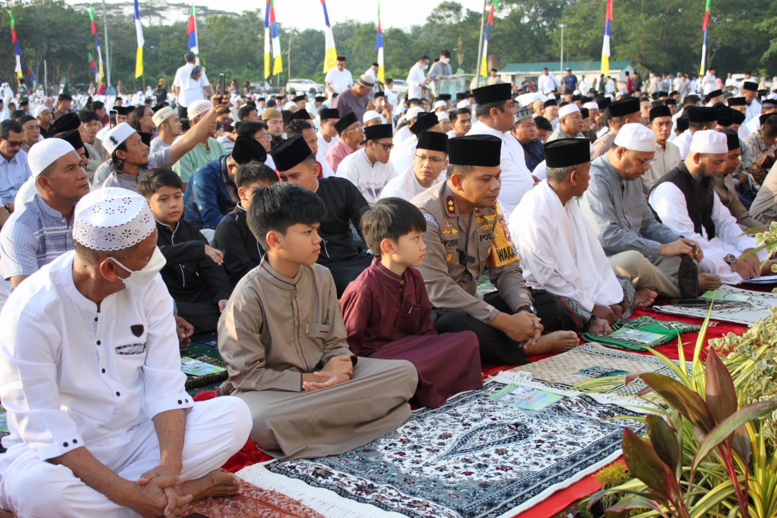 Wakapolrestabes Medan Ikut Sholat Idul Fitri Bersama Warga 