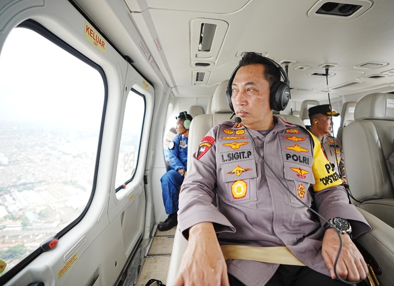 Kapolri Naik Heli Tinjau Arus Balik di Tol Kalikangkung-Cikampek Hingga Jalur Arteri