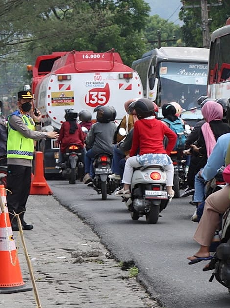 H+4 Lebaran, Kapolrestabes Medan Turun Atur Lalu Lintas di Jalur Wisata Medan-Berastagi