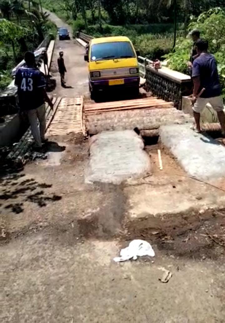 Jembatan Sungai Cigundul Kabupaten Cianjur Jebol, Pemkab setempat Kemana ??