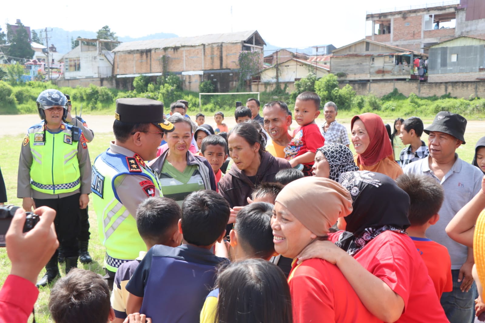 Turun dari Helikopter Kapolda Sumut disambut Tangisan Warga