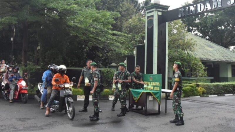 Bulan Penuh Berkah, Satuan Jajaran TNI AD Bagikan Takjil Pada Masyarakat