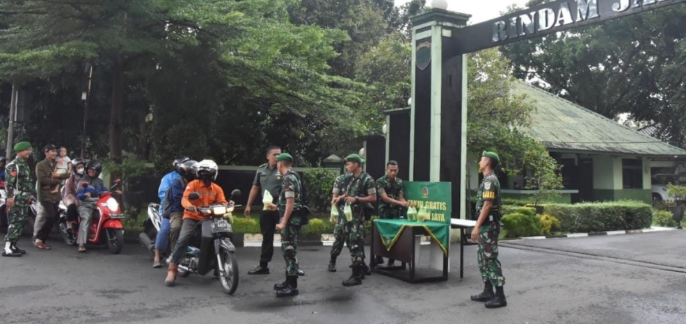 Bulan Penuh Berkah, Satuan Jajaran TNI AD Bagikan Takjil Pada Masyarakat