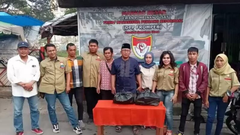 Kolaborasi DPP Sumut FROMPER Sumut Bersama Media Center Berbagi Takjil di Bulan Suci Ramadhan 1444 H