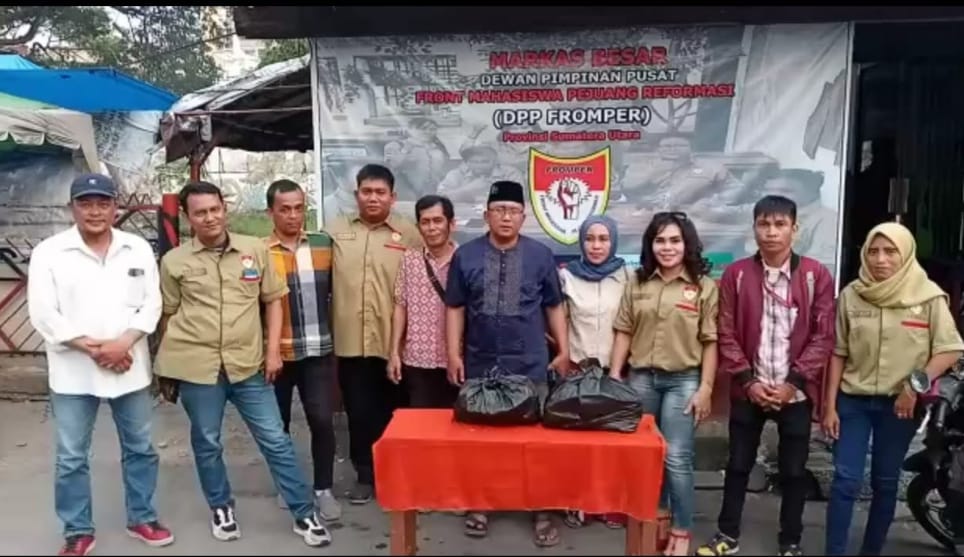 Kolaborasi DPP Sumut FROMPER Sumut Bersama Media Center Berbagi Takjil di Bulan Suci Ramadhan 1444 H