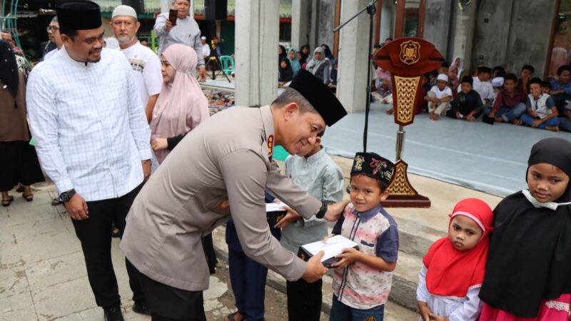 Kapolrestabes Medan Kombes Pol Valentino Alfa Tatareda, SH, SIK Dampingi Walikota Safari Ramadhan di Masjid Nurul Hayat