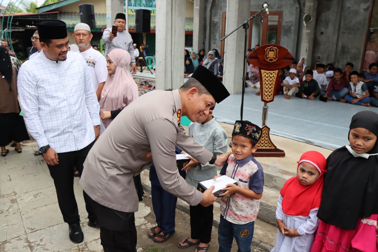 Kapolrestabes Medan Kombes Pol Valentino Alfa Tatareda, SH, SIK Dampingi Walikota Safari Ramadhan di Masjid Nurul Hayat