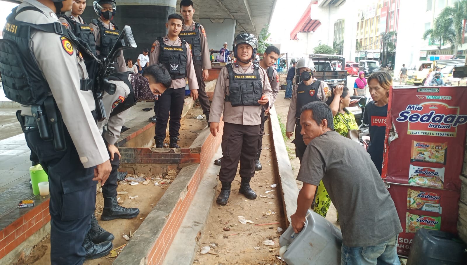 Timsus Bubarkan Anak Nongkrong Minum Tuak Di bawah Jembatan Ampera