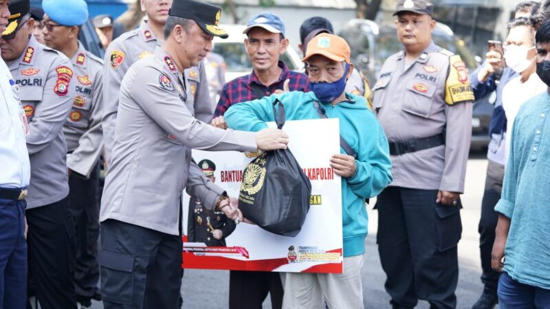 Wujud Kepedulian Kapolri ke Masyarakat, 2 Ribu Bansos Disebar ke Warga Jakarta Utara