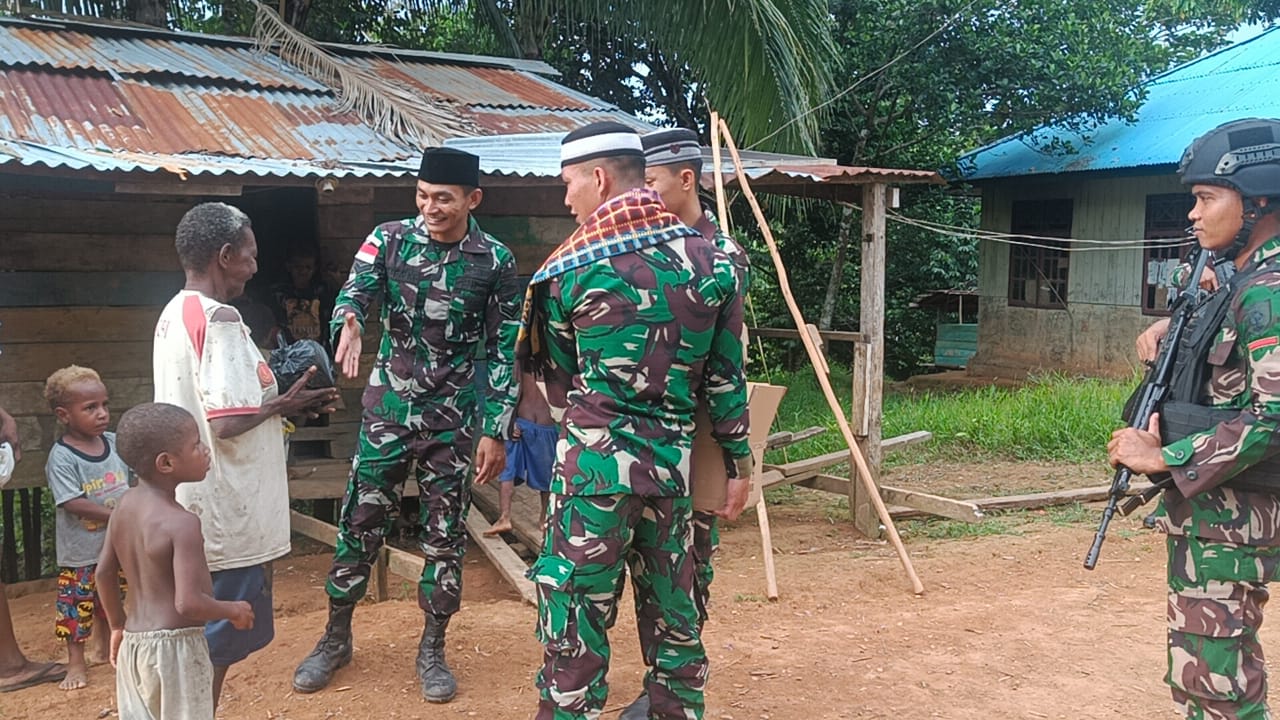 Senyum Bahagia Warga Perbatasan Menyambut Satgas Pamtas Yonif 725/Woroagi Berbagi Takjil Di Bulan Ramadhan