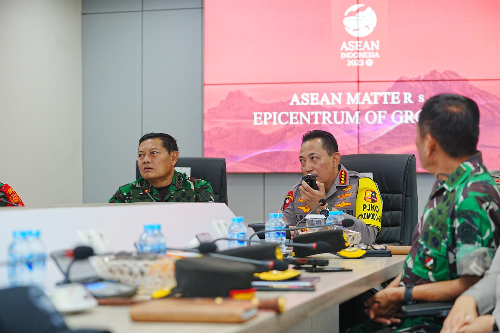 Tinjau 91 Command Center, Kapolri dan Panglima TNI Pastikan Kesiapan Personel Jelang KTT ASEAN 