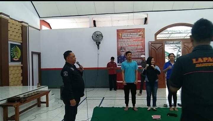 Muhamad Hiksan MM Ketua LRPPN-BI Banyuwangi Berikan Motivasi Warga Binaan Kelas IIA Banyuwangi.