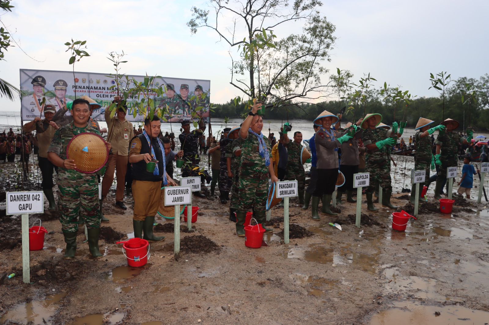 KAPOLRES TANJAB TIMUR AKBP.HERI SUPRIAWAN.S.I.K HADIRI PENANAMAN MANGROVE NASIONAL SECARA SERENTAK TAHUN 2023 