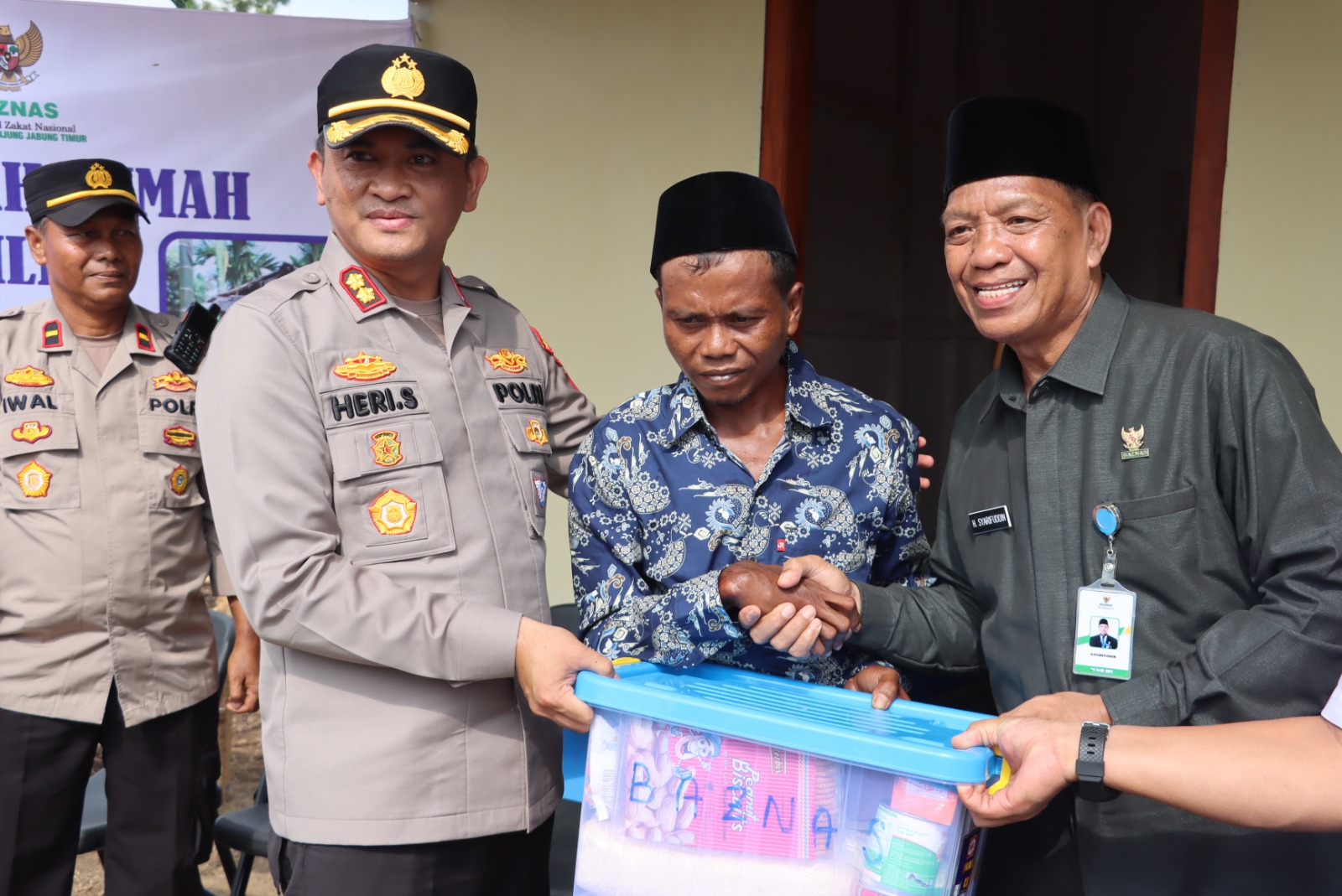 Kapolres Tanjab Timur Berkolaborasi Bersama Baznas Resmikan Hasil Bedah Rumah.