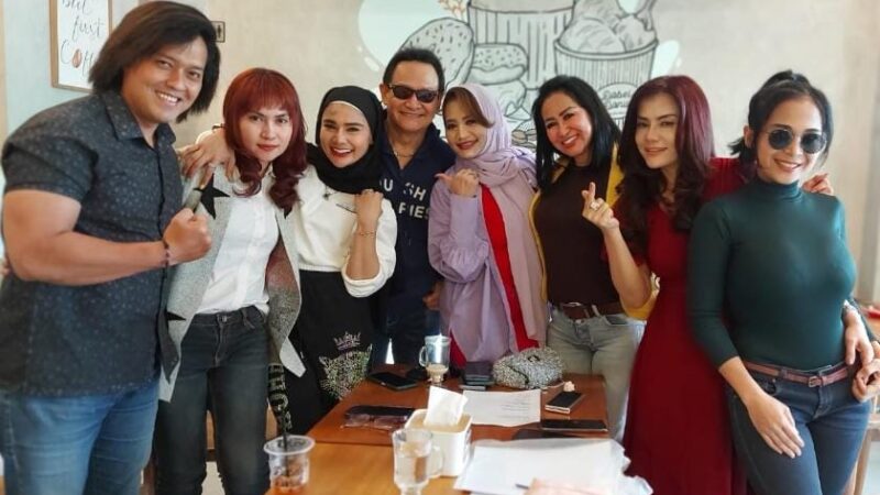 Dari Tangan Artis Annisa Queen,Teman Yang Bukan Penyanyi Didorong Menjadi Penyanyi