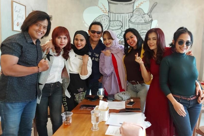 Dari Tangan Artis Annisa Queen,Teman Yang Bukan Penyanyi Didorong Menjadi Penyanyi