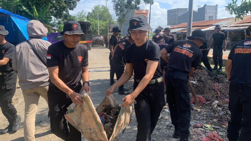 Begini Cara Brimob Bone Tuntaskan Masalah Sampah di Pasar Sentral Palakka