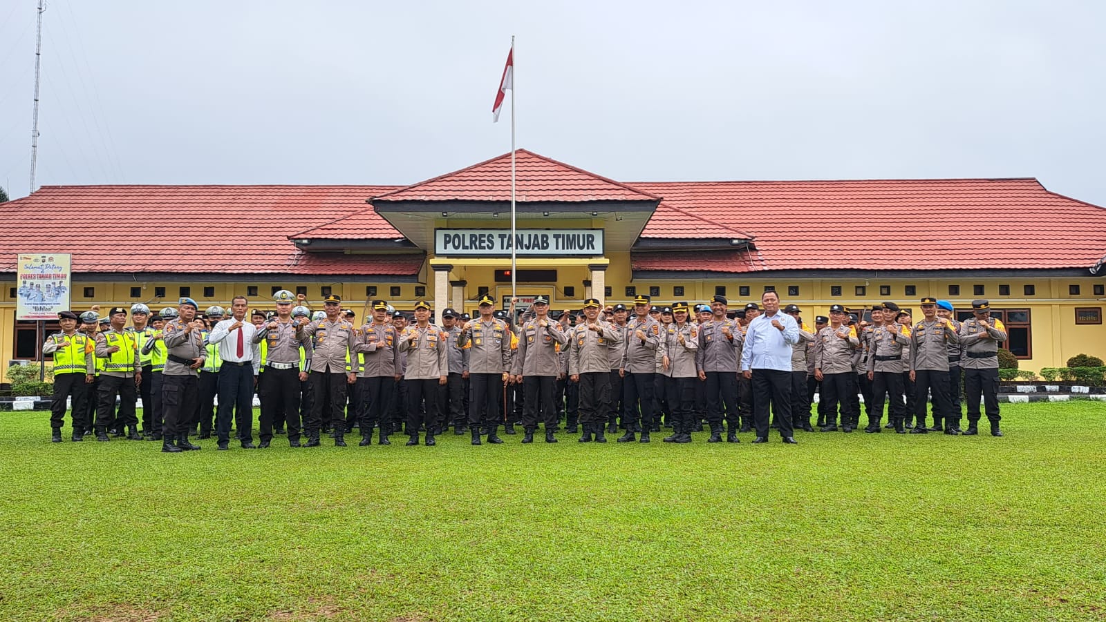 Kapolres Tanjab Timur Lantik 78 Personil Saat Launching Polisi Rukun Warga (RW) di Halaman Mako Polres Tanjab Timur 