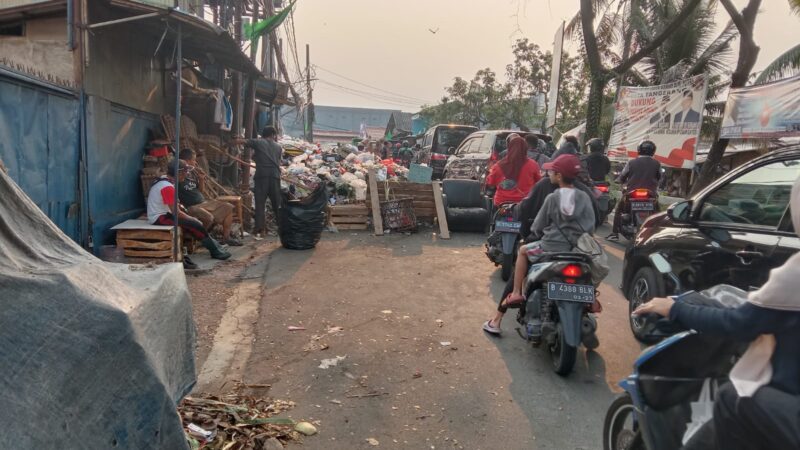 Warga Mengeluh Sampah Menumpuk Timbulkan Bau Busuk dan Kemacetan Jalan