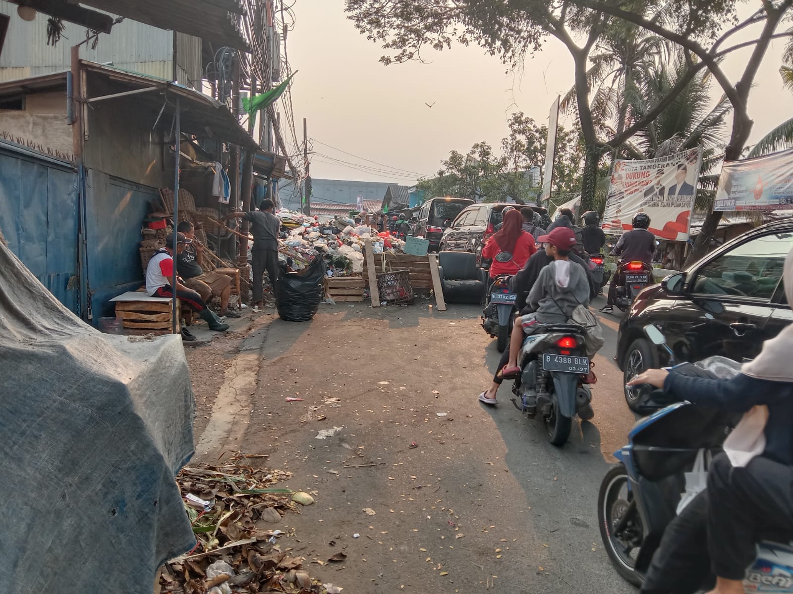 Warga Mengeluh Sampah Menumpuk Timbulkan Bau Busuk dan Kemacetan Jalan