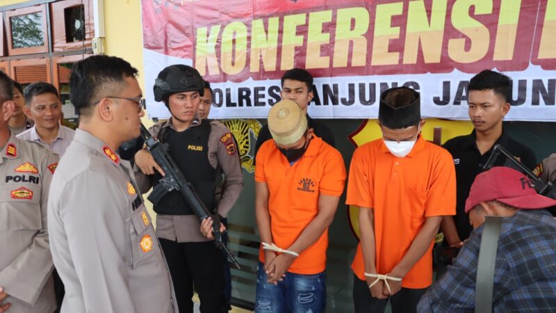 Kapolres Tanjung Jabung Timur AKBP Heri Supriawan, S.I.K. Pimpin Konferensi Pers terkait ungkap kasus Begal di halaman loby Mako Polres Tanjab Timur pada Selasa 13 Juni 2023.