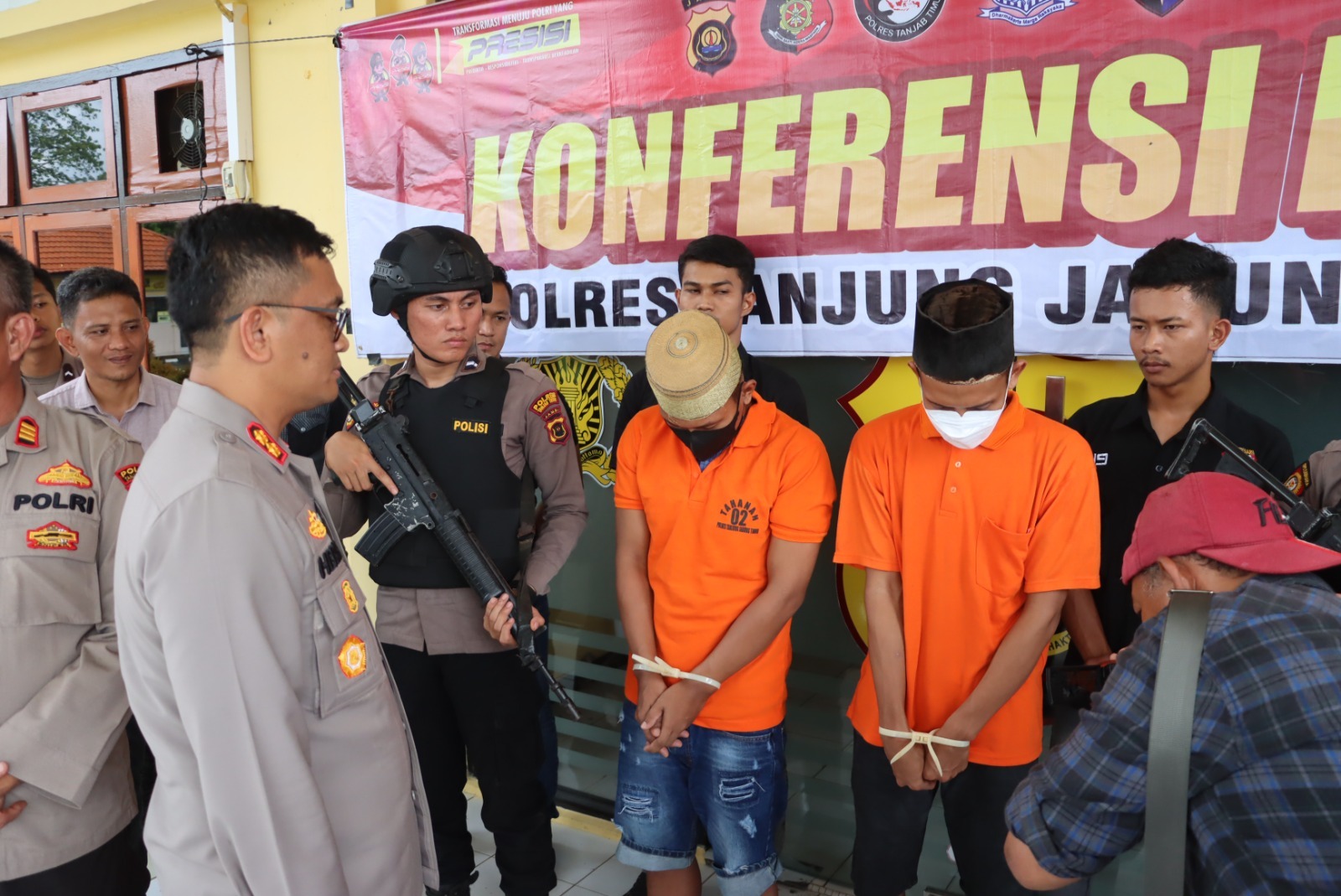 Kapolres Tanjung Jabung Timur AKBP Heri Supriawan, S.I.K. Pimpin Konferensi Pers terkait ungkap kasus Begal di halaman loby Mako Polres Tanjab Timur pada Selasa 13 Juni 2023.