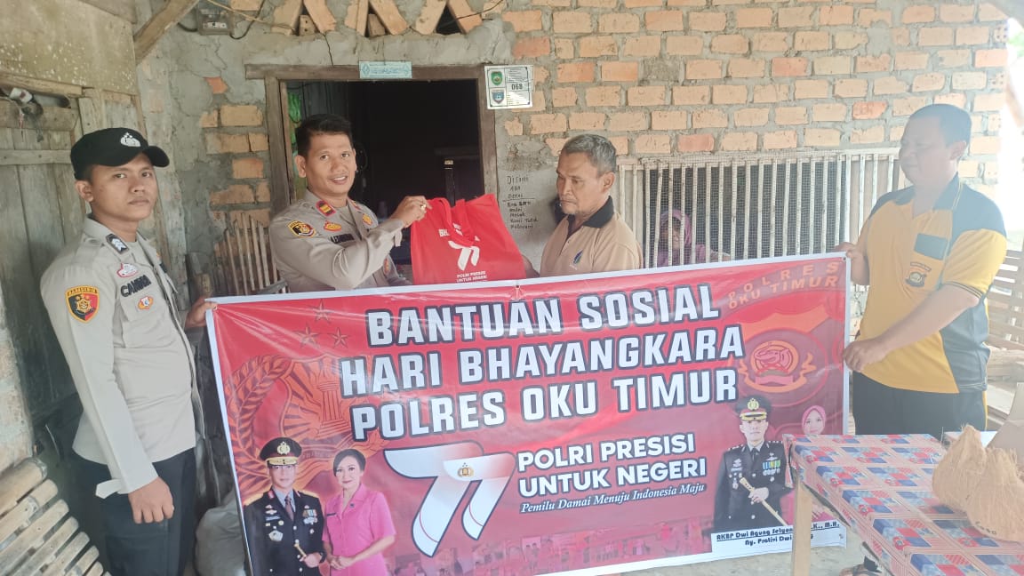 Peringati HUT Bhayangkara Ke-77 Polsek SS III Polres OKU Timur Berikan Bantuan Sembako Untuk Warga Kurang Mampu