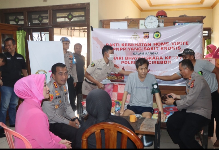 Bakti Kesehatan Dalam Rangka Hari Bhayangkara, Kapolresta Cirebon Jenguk Para Anggota yang Sakit 